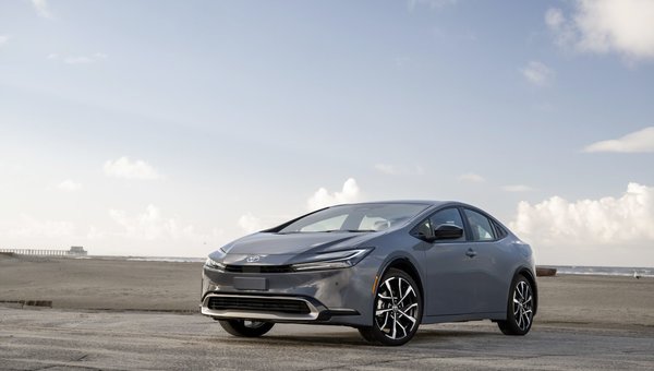 2025 Toyota Prius PHEV Arrives with 72km Electric Range