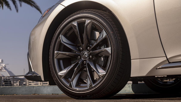 Your summer tires for your Lexus at the best price: That’s our promise
