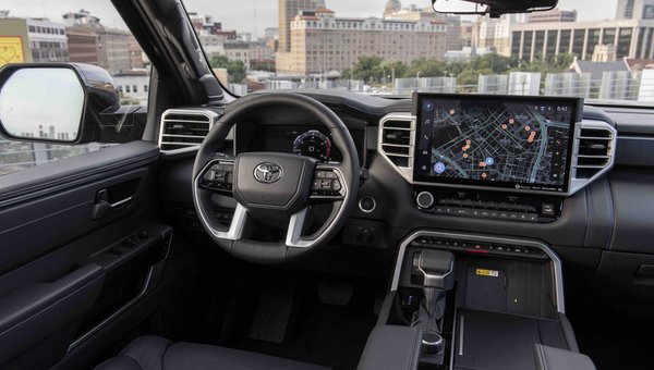 Quelles caractéristiques gardent l’habitacle du Toyota Tundra 2026 connecté sur la route ?