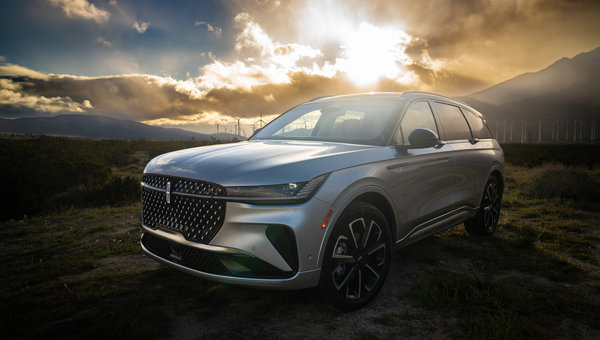 Lincoln Nautilus Named 2025 SUV of the Year by MotorTrend