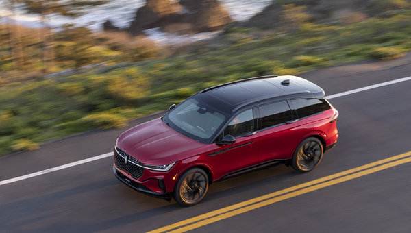 2026 Lincoln Nautilus Hybrid vs. Lexus RX 350h: Cargo Space, Power, and Efficiency Compared