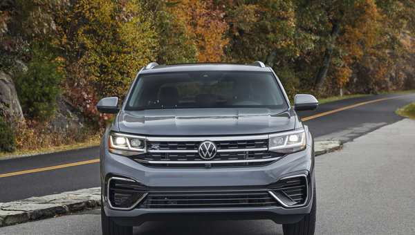 2022 Volkswagen Atlas Cross Sport vs. 2022 Hyundai Elantra: More Space, More Fun