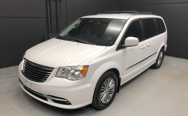 2016 Chrysler Town & Country Touring w-Leather > Selling AS IS, AS TRADED