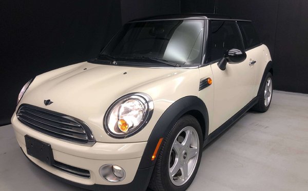2010 MINI Cooper Hardtop 2 Door Auto - Incl. Winter tires - Low Kms!