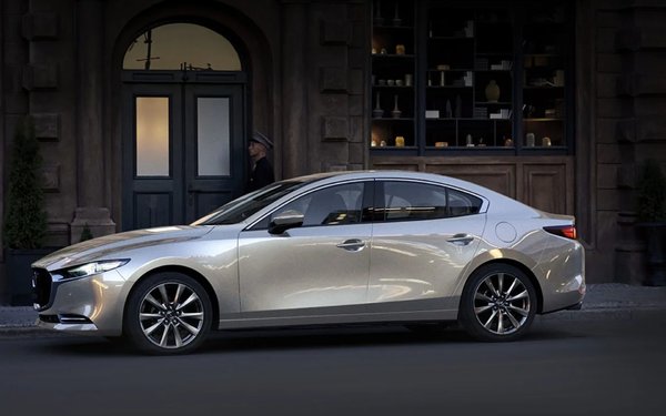 Que propose la Mazda3 2025 dans sa version GX ?