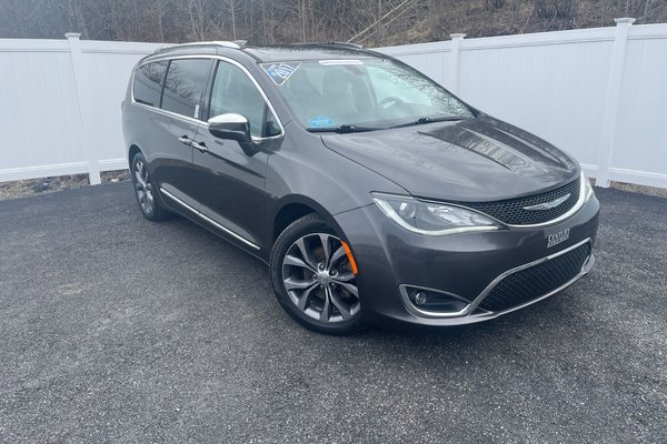 2017 Chrysler Pacifica Limited | Leather | SunRoof | 7-Pass | Cam | USB