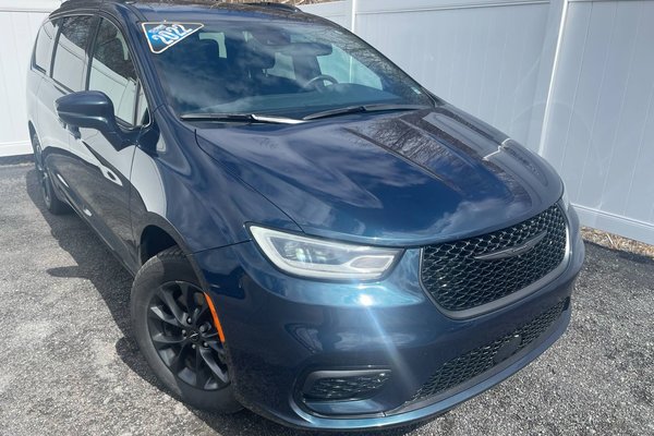 2022 Chrysler Pacifica S Touring | Car Play | 7 Passenger | Sto N Go Seat