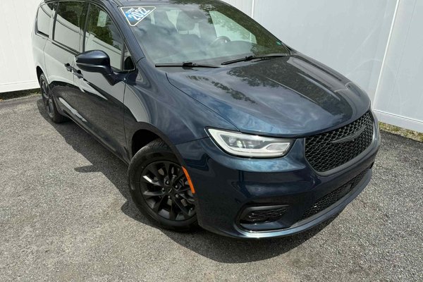 2022 Chrysler Pacifica S Touring | Car Play | 7 Passenger | Sto N Go Seat