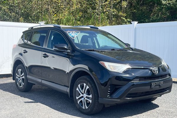 2017 Toyota RAV4 LE | Cam | USB | Htd Seats | Bluetooth