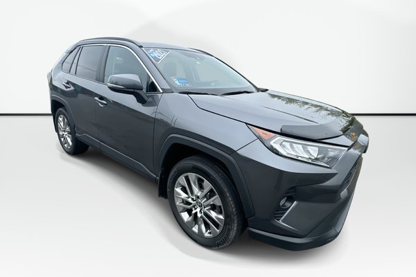 2021 Toyota RAV4 XLE | Roof | Cam | USB | Warranty to 2027