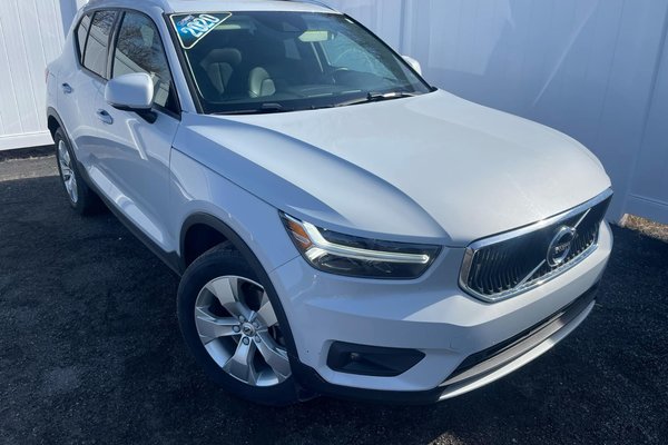 2020 Volvo XC40 Momentum | Leather | SunRoof | Cam | USB | XM