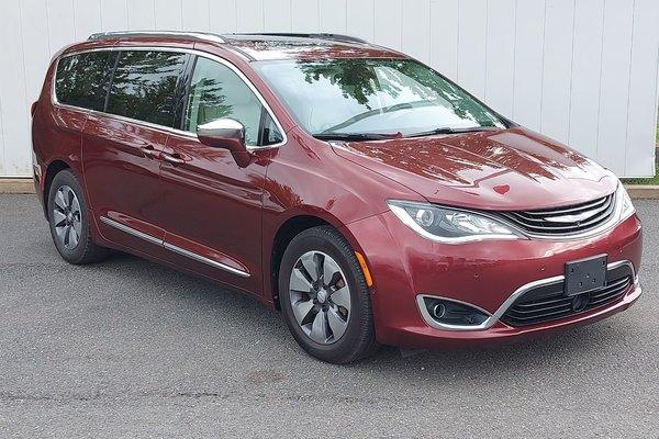2018 Chrysler Pacifica Hybrid Limited | Leather | Roof | Nav | Htd&Cooled Seats