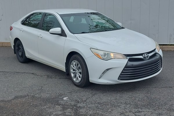 2015 Toyota Camry LE | Cam | USB | Bluetooth | Cruise | Tilt