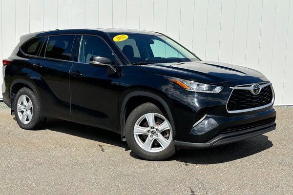 2022 Toyota Highlander LE | Cam | 8-Pass | Bluetooth | Warranty to 2027