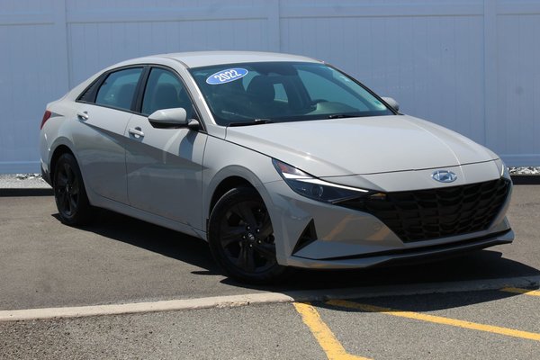 2022 Hyundai Elantra Preferred | Cam | USB | Htdseat | Warranty to 2026