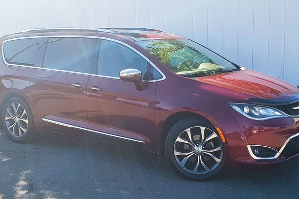 2017 Chrysler Pacifica Limited | Leather | Roof |DVD | Nav | Cam | USB