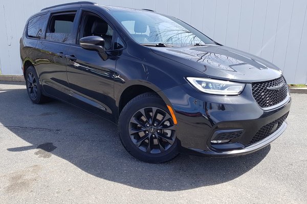2022 Chrysler Pacifica Touring L | Leather | Cam | USB | Warr to 2028
