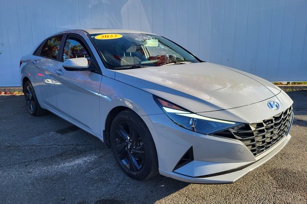 2022 Hyundai Elantra Preferred | SunRoof | Cam | USB | Warranty to 2027