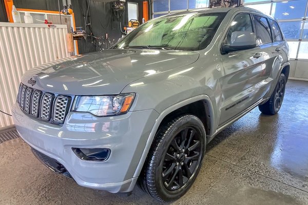 Grand Cherokee ALTITUDE 4X4 *TOIT* NAV GR REMORQ SIÈGES CHAUFF