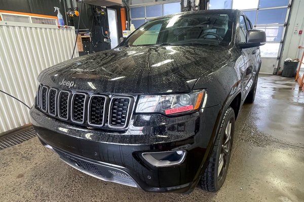 Grand Cherokee 80E ANNIV 4X4 *TOIT* NAV CUIR SIÈGES CHAUF ALERTES