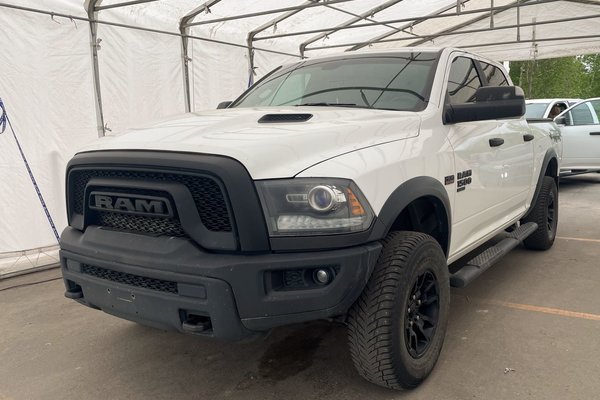 1500 Classic WARLOCK CREW 4X4 V8 *CARPLAY* BEDLINER RATIO 3.92