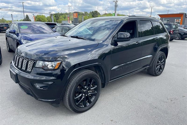 Grand Cherokee ALTITUDE 4X4 *NAV*SIEGES CHAUF* CARPLAY*HAYON ELEC