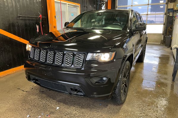 Grand Cherokee ALTITUDE 4X4 *NAV* GR REMORQ SIÈGES CHAUFF CARPLAY