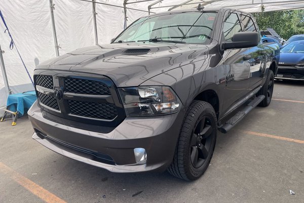 1500 Classic NIGHT EDITION CREW V8 4X4 *CARPLAY* BEDLINER*HITCH
