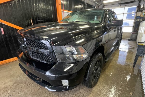 1500 Classic NIGHT EDITION 4X4 V8 *CARPLAY* BLUETOOTH CAMERA