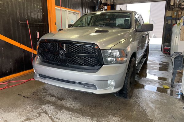 1500 Classic NIGHT EDITION CREW 4X4 *BEDLINER* CARPLAY USB