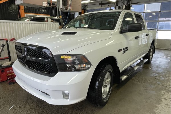 1500 Classic NIGHT EDITION CREW 4X4 V8 *SIÈGES CHAUFF* CARPLAY