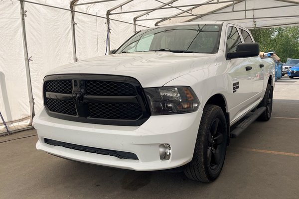 1500 Classic NIGHT EDITION CREW V6 4X4 *CARPLAY* HITCH IV *USB
