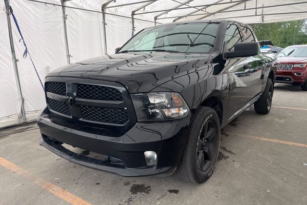 1500 Classic NIGHT EDITION CREW V6 4X4 *CARPLAY* HITCH IV *BED