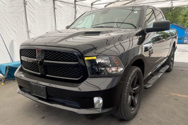 1500 Classic NIGHT CREW 4X4 *SIÈGES / VOLANT CHAUF* CARPLAY USB