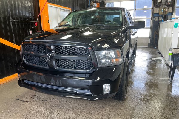 1500 Classic NIGHT EDITION CREW 4X4 *CARPLAY* BLUETOOTH *BAS KM