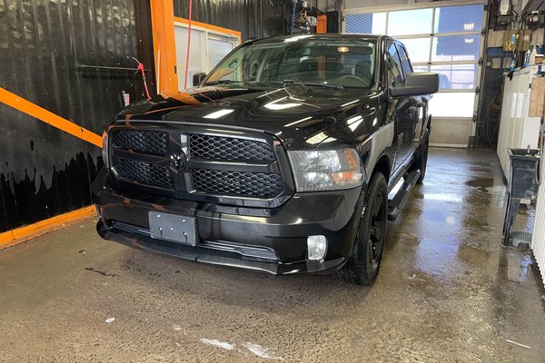 1500 Classic NIGHT EDITION 4X4 *CARPLAY* BLUETOOTH A/C USB