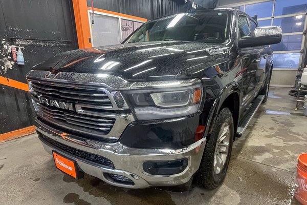 1500 LARAMIE CREW 4X4 V8 *TOIT* CUIR SIÈGES VENT ALERTE