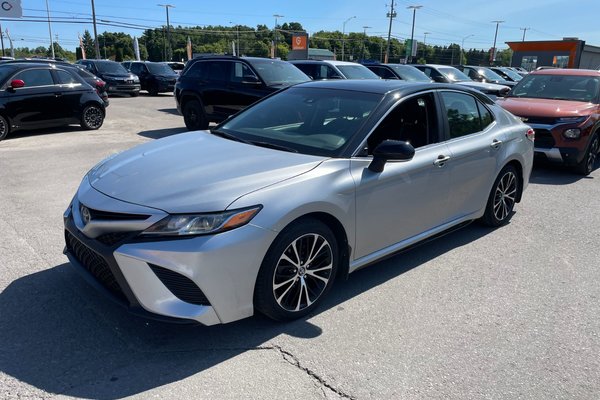 Camry SE UPGRADE PKG AUTO *TOIT* SIÈGES CHAUFF ALERTES
