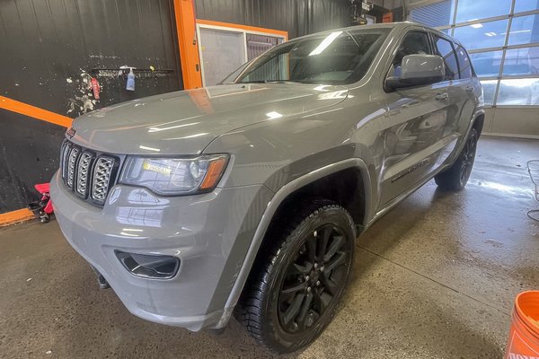 Grand Cherokee ALTITUDE 4X4 *NAV* GR REMORQ SIÈGES / VOLANT CHAUF