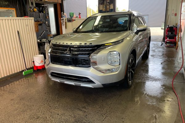 Outlander Plug-In Hybrid LE AWD *TOIT* NAV SIÈGES CHAUF HAYON ELEC 7 PLACES
