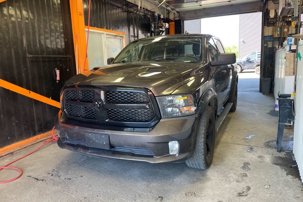 1500 Classic NIGHT EDITION CREW 4X4 V8 *CARPLAY* BLUETOOTH USB