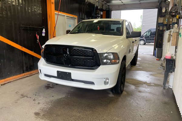 1500 Classic NIGHT EDITION 4X4 *CARPLAY* FREINS REMORQ WIFI USB