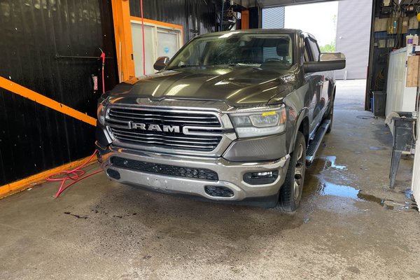 1500 LARAMIE CREW 4X4 V8 *TOIT* NAV CUIR SIÈGES VENTIL