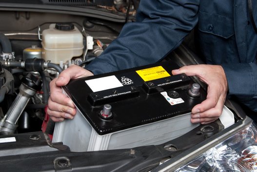 Batterie de voiture déchargée : faut-il la changer?