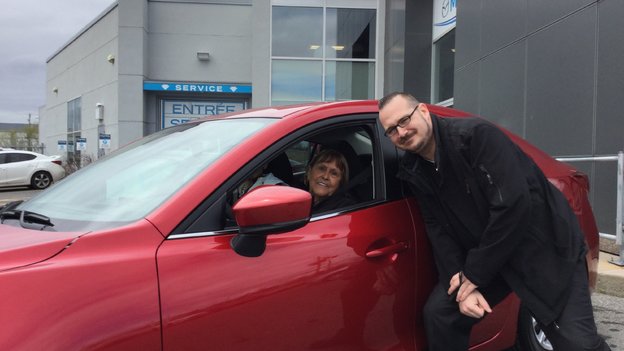 Félicitations Mme Henley pour l'achat de votre nouvelle Mazda 2017