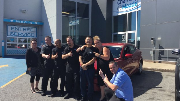 L’équipe de Chambly Mazda félicite M. Li pour sa nouvelle Mazda 3