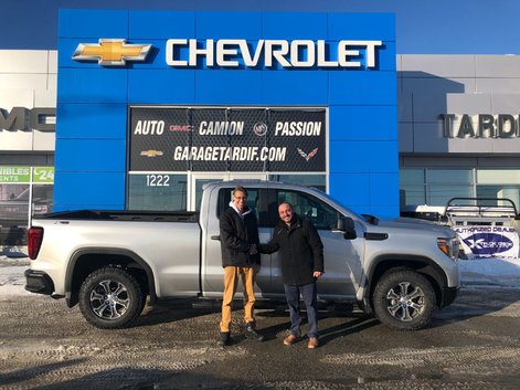 À seulement 19 ans, il s'offre son tout premier camion neuf!