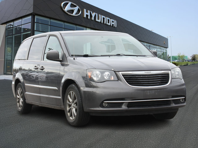 2016 Chrysler Town & Country S-2