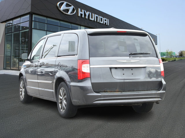 2016 Chrysler Town & Country S-5