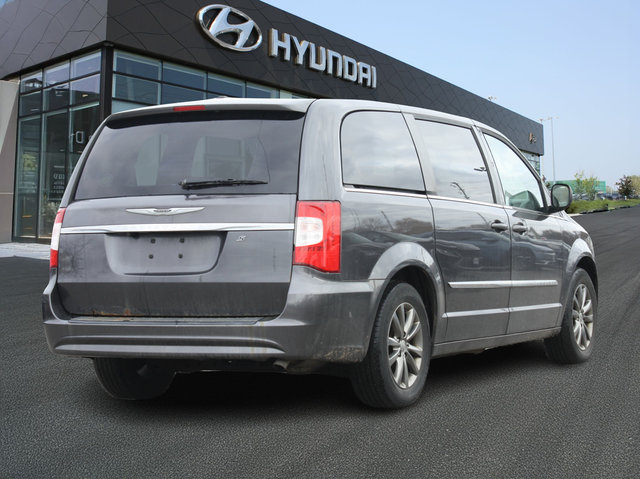 2016 Chrysler Town & Country S-3